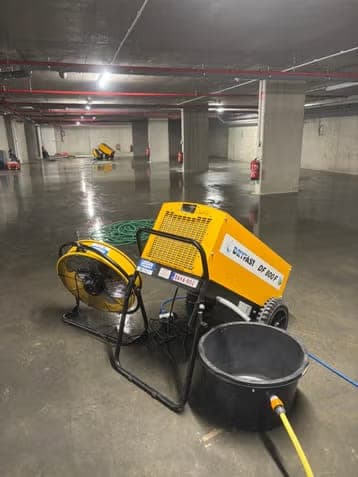 Bouwdroger en ventilator drogen een natte kelder na waterschade