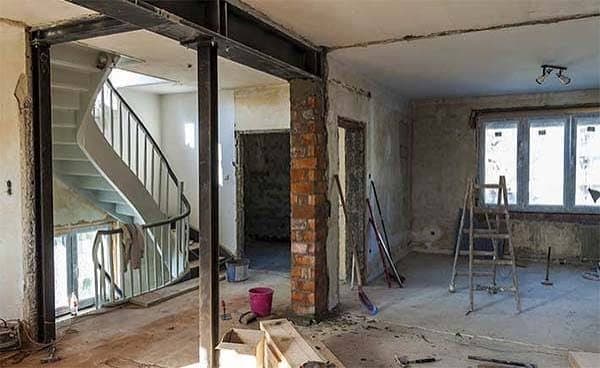 Gestripte woning in renovatie met staalconstructie en ladder