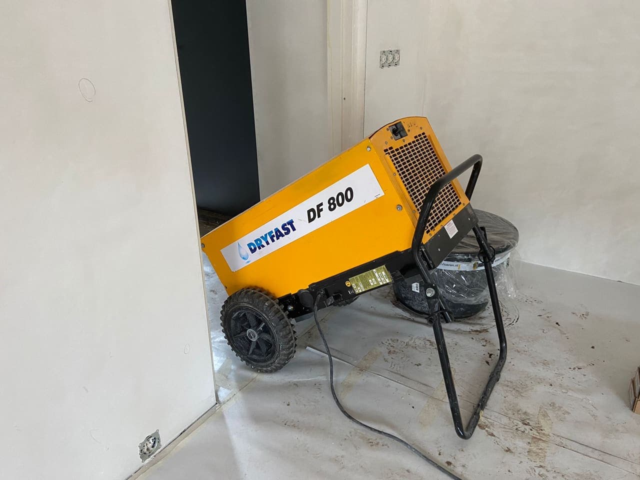 Gehuurde bouwdroger in een vers gestuukte ruimte